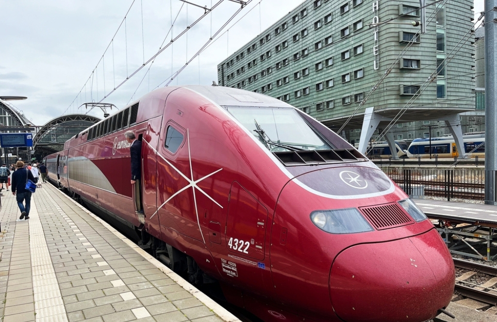 Un train dans la gare d'Amsterdam pour un trajet Paris Amsterdam