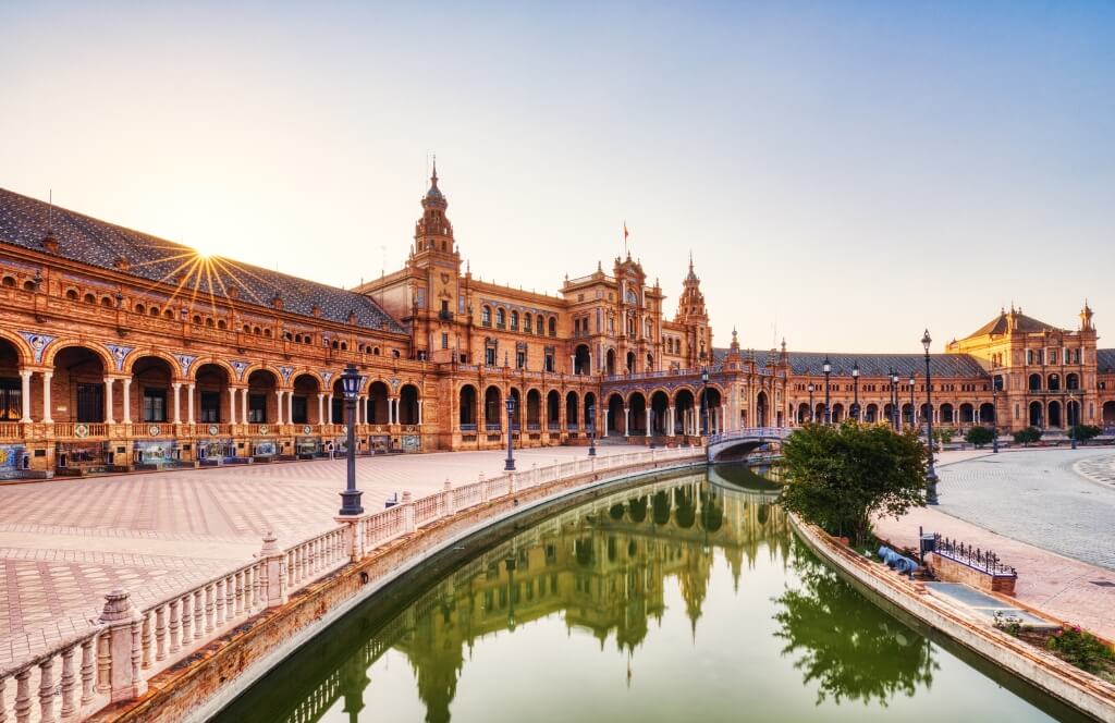 La Plaza de Espana à Séville au coucher du soleil lors d'un itinéraire Interrail Espagne Portugal