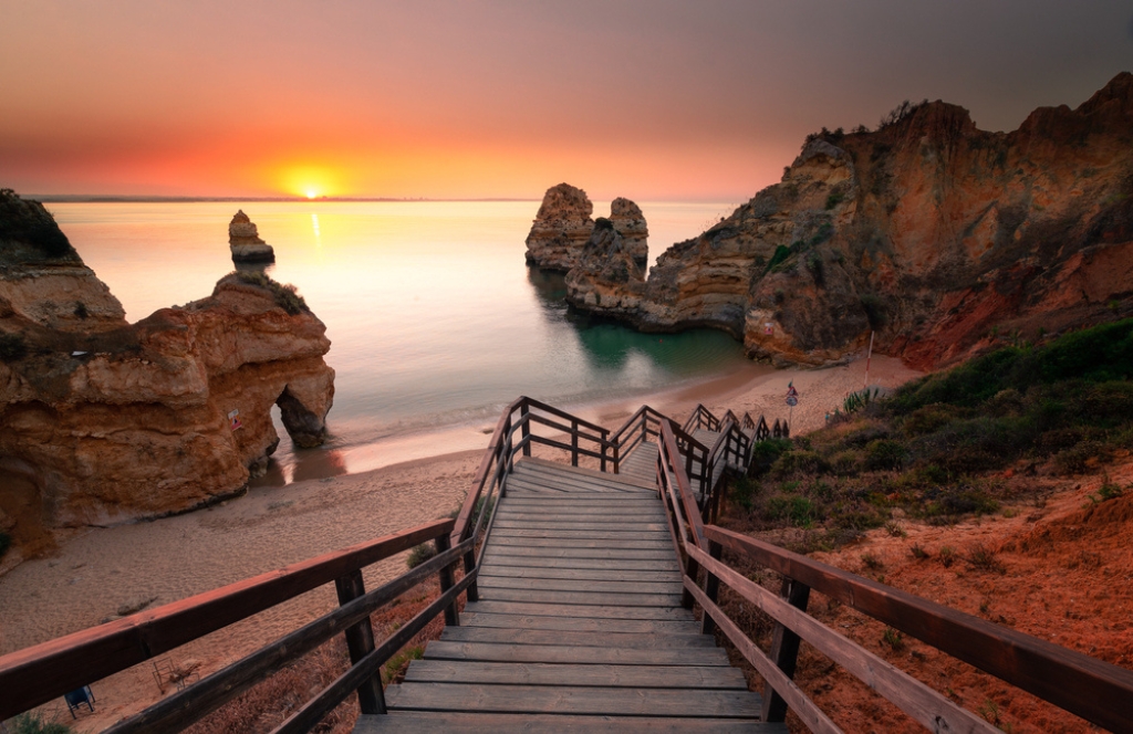 Les falaises de Faro lors d'un itinéraire Interrail au Portugal
