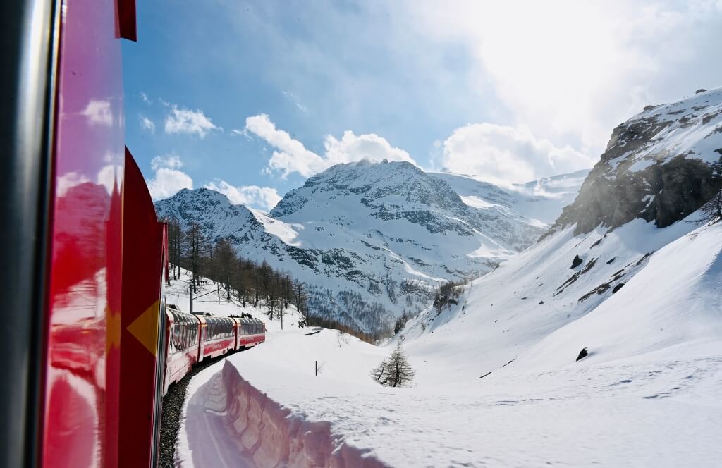 Un train panoramique en Suisse lors d'un itinéraire Interrail en hiver