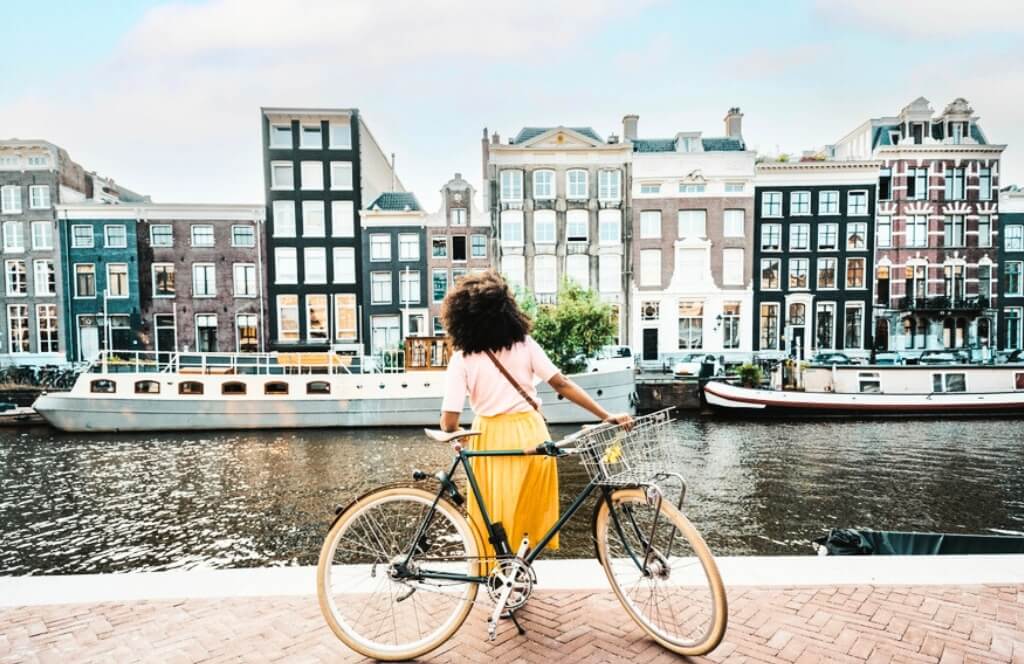 Une voyageuse à Amsterdam lors d'un itinéraire Interrail