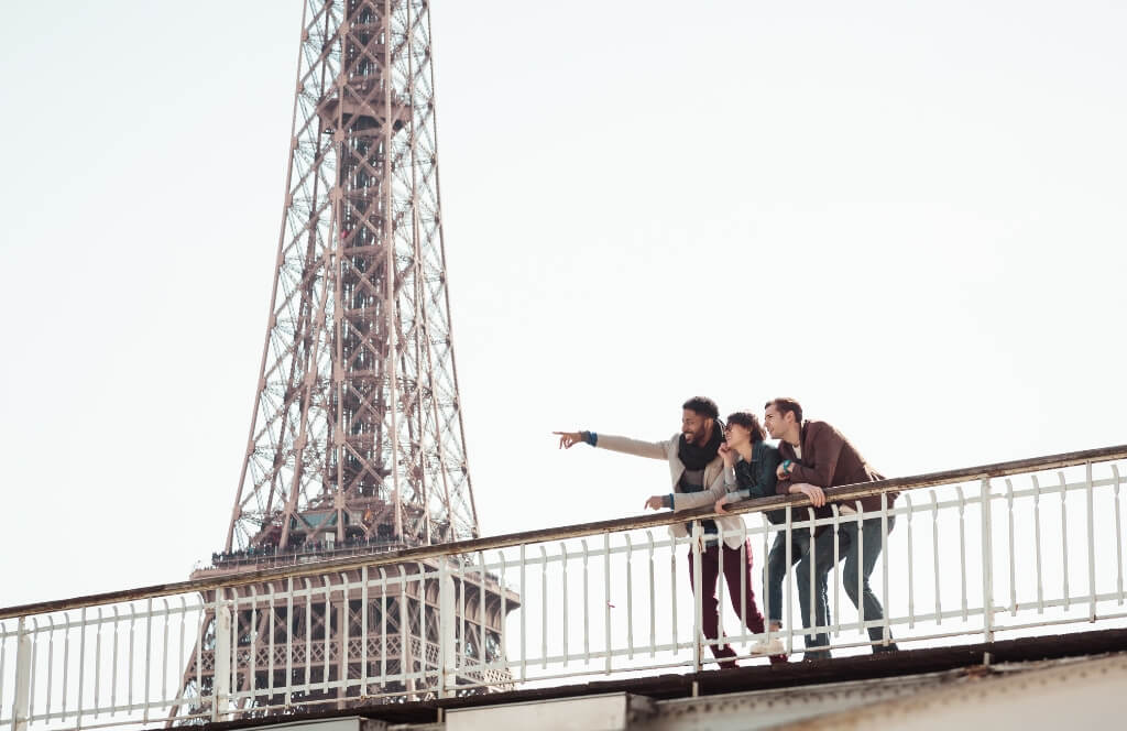 Des amis à Paris lors d'un voyage en train depuis Lyon
