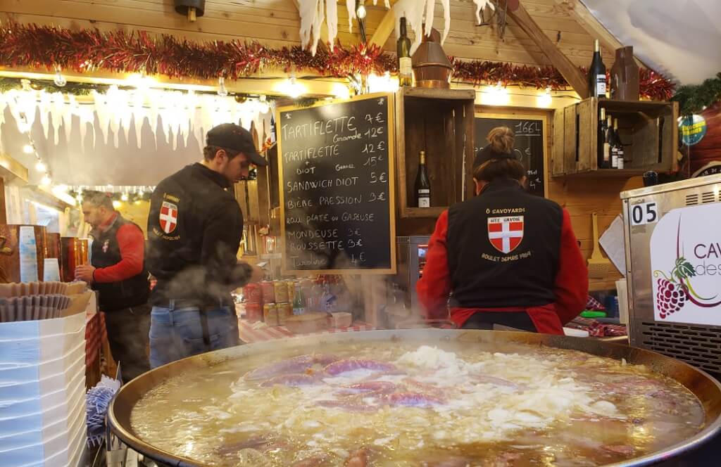 Des cuisiniers savoyard au marché de Noël d'Annecy