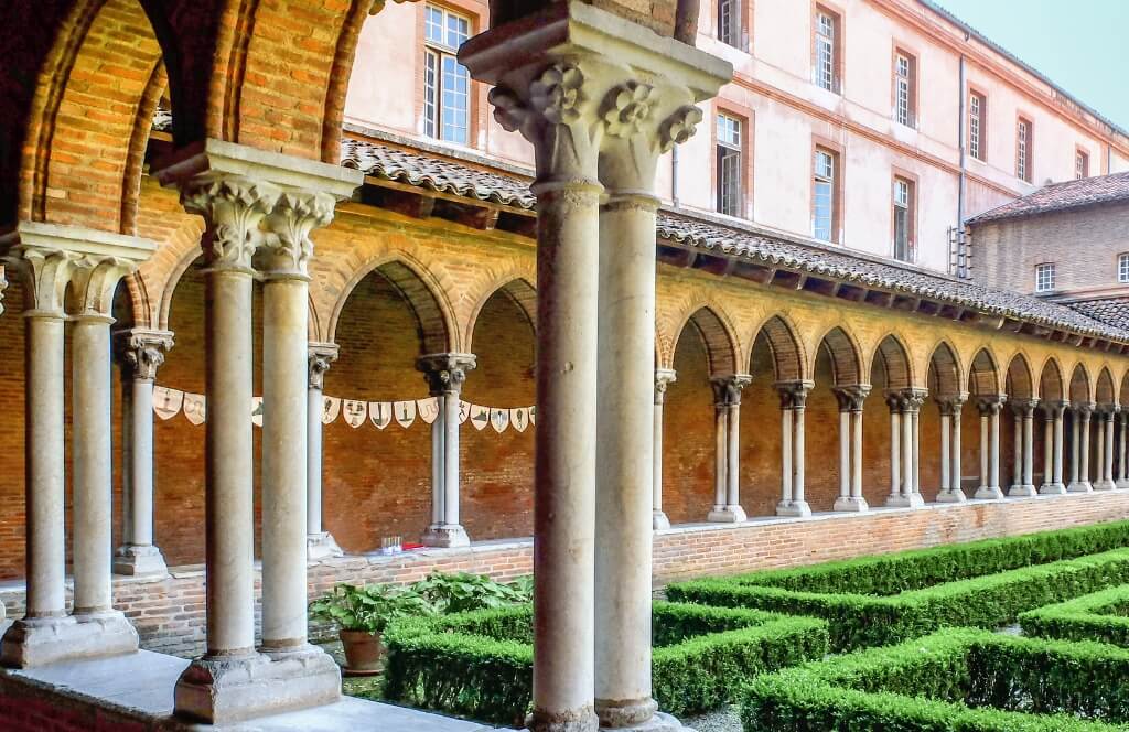La cour de la basilique Saint Sernin de Toulouse