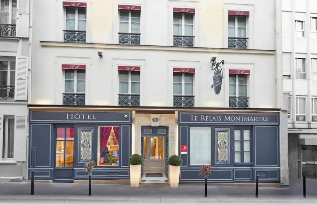 La devanture de l'hôtel Le relais Montmartre à Paris