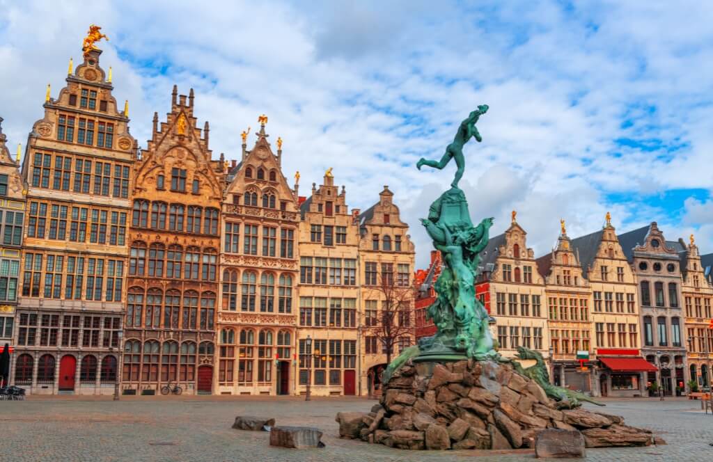 La place principale d'Anvers une ville proche de Bruxelles à visiter