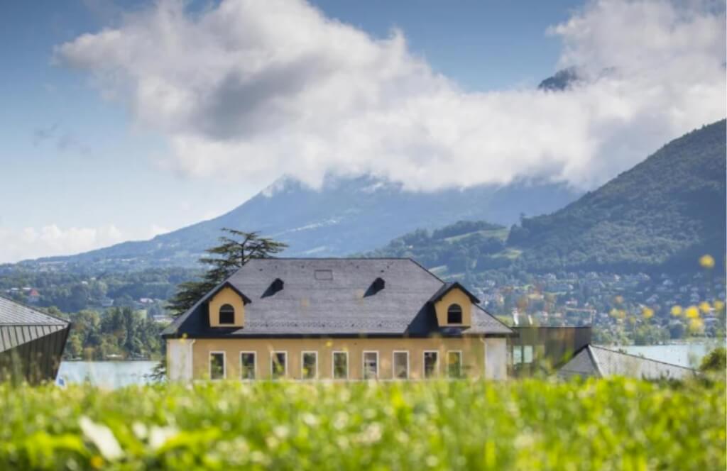 Le Pélican un hôtel où séjourner pour votre voyage en train depuis Lyon