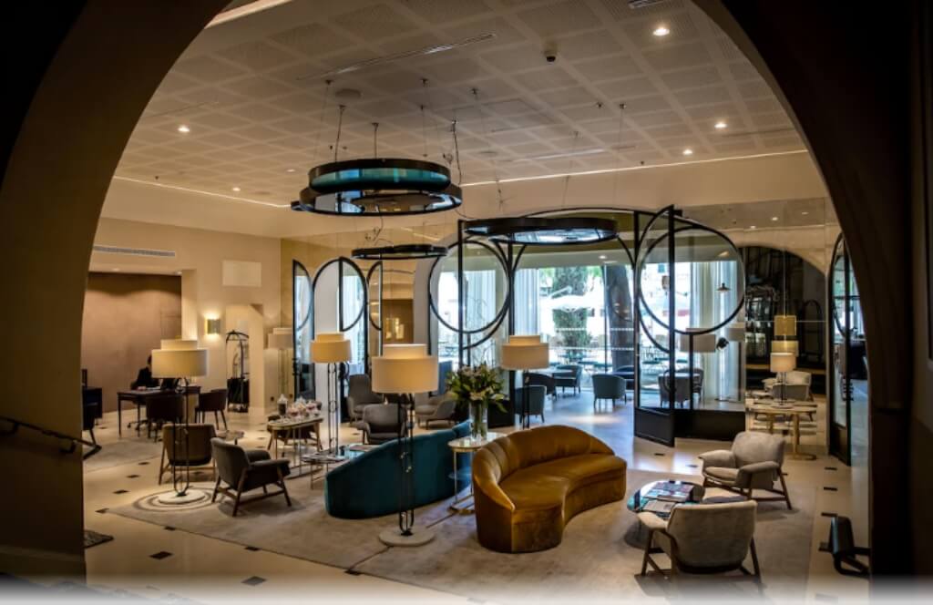 L'entrée de l'hôtel de luxe Maison Albar Hotels L'Imperator à Nîmes