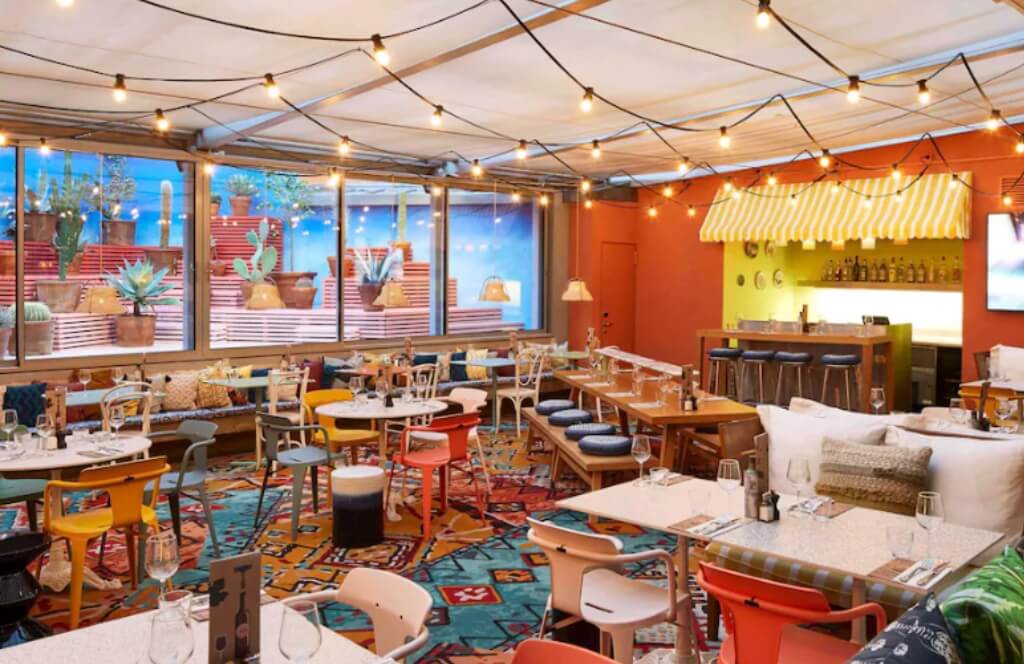 Les espaces communs du Mama Shelter à Marseille lors d'un voyage en train depuis Lyon