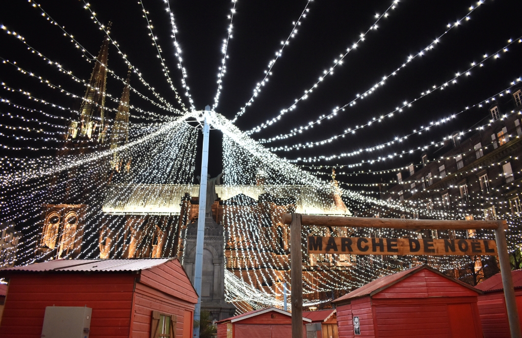Place de la cathédrale de Clermont Ferrand où se trouve l'un des marchés de Noël en Rhône Alpes
