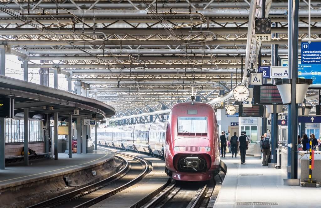 Un Eurostar arrivant dans la gare de Bruxelles midi après un trajet Paris Bruxelles en train
