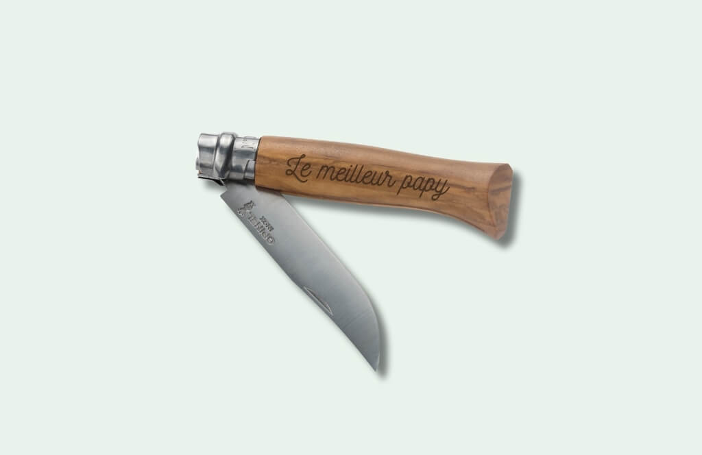Un Opinel personnalisé en cadeau de Noël pour un grand père