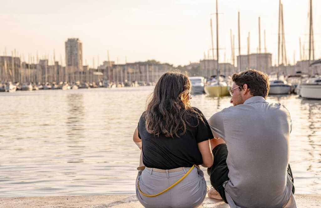 Un couple à Marseille lors de leur voyage en train depuis Paris