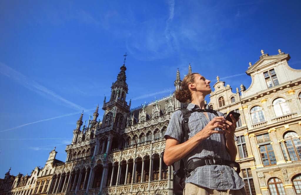 Un voyageur sur la Grand Place de Bruxelles lors d'un voyage en train au départ de Lyon