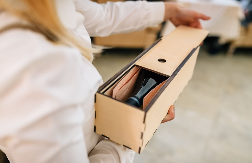 Une bouteille de vin d'un abonnement offert en cadeau de Noël pour un grand père
