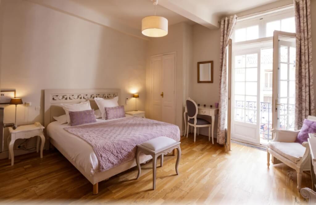 Une chambre de l'hôtel de l'Amphithéâtre au coeur de Nîmes