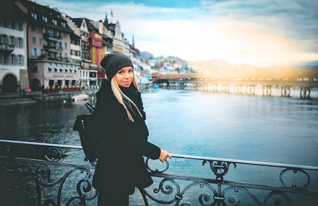 Une femme à Zurich lors d'un voyage en train depuis Lyon