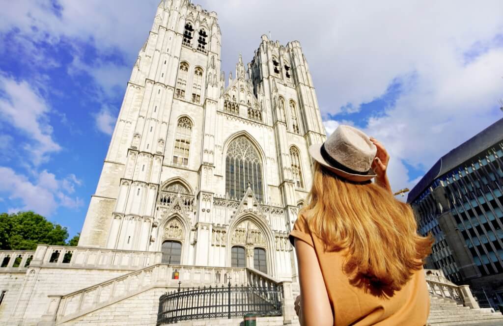 Une voyageuse admirant la cathédrale de Bruxelles lors de son voyage