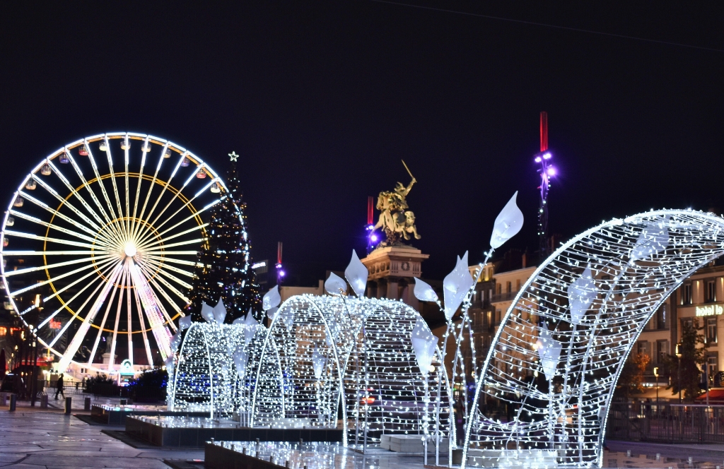 Vue sur le marché de Clermont Ferrand un des meilleurs marchés de Noël en Rhône Alpes