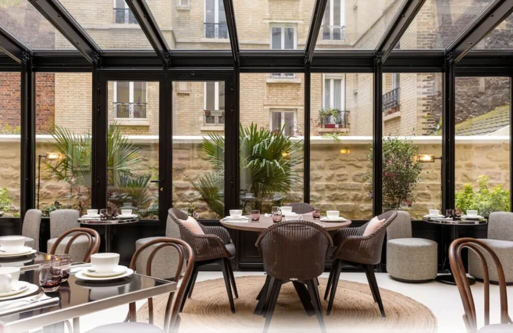 La véranda de l'hôtel Moderniste à Paris lors d'un voyage en train depuis Bordeaux