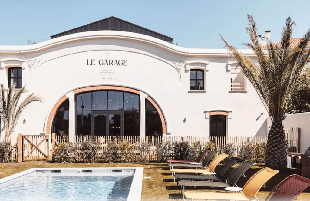 L'extérieur de l'Hôtel Le Garage Biarritz où séjourner lors d'un voyage depuis Bordeaux