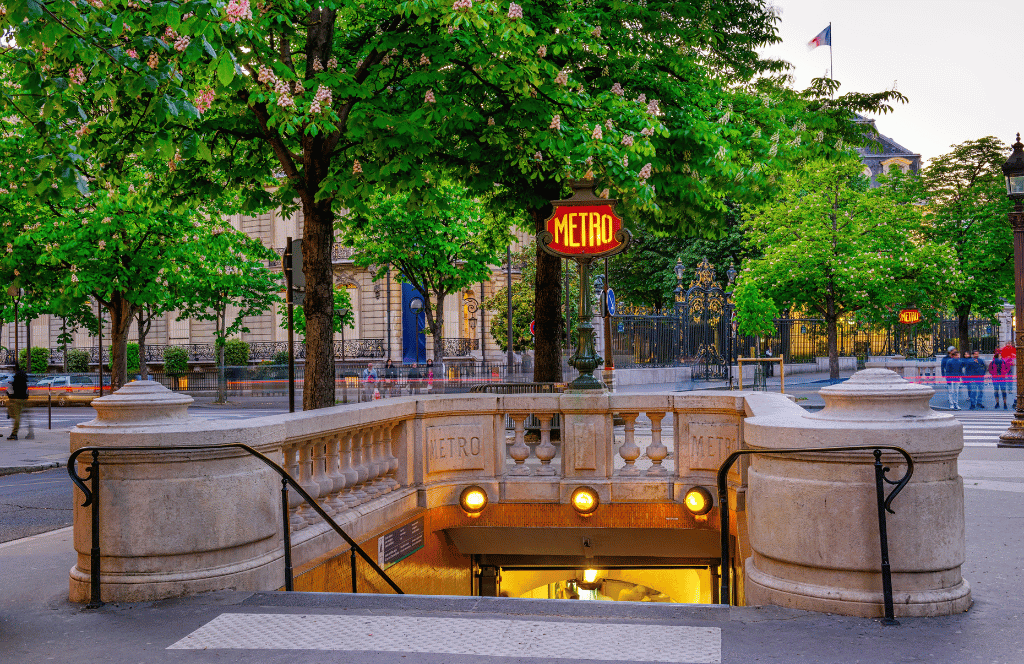PARIS 2-min