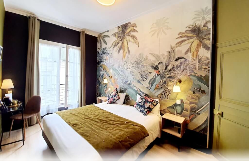 Une chambre de l'hôtel du Cygne où séjourner à Tours lors d'un voyage en train depuis Bordeaux