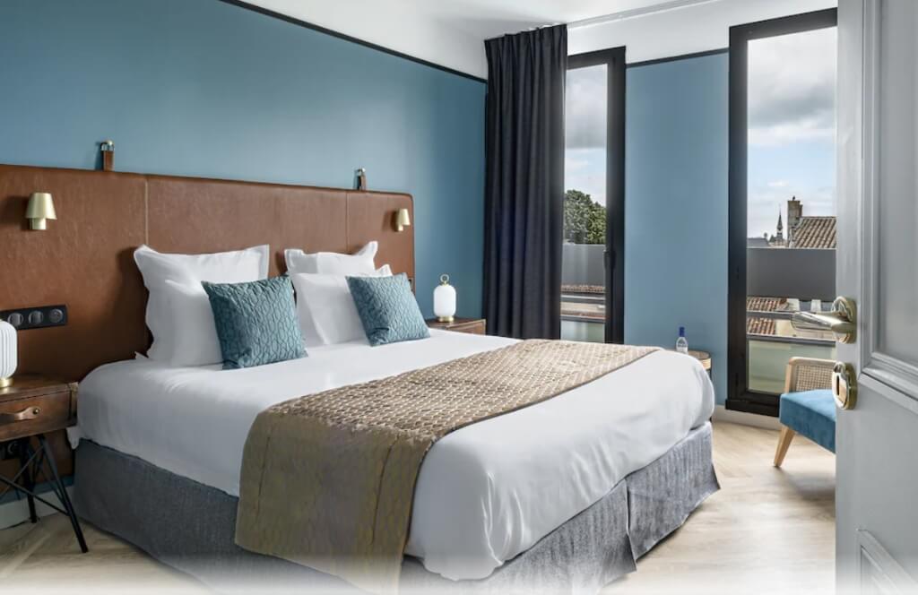 Une chambre d'hôtel de la Maison des Ambassadeurs à la Rochelle lors d'un voyage en train depuis Bordeaux