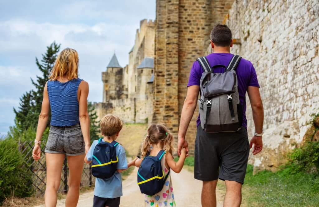 Une famille à Carcassonne lors d'un voyage en train depuis Bordeaux