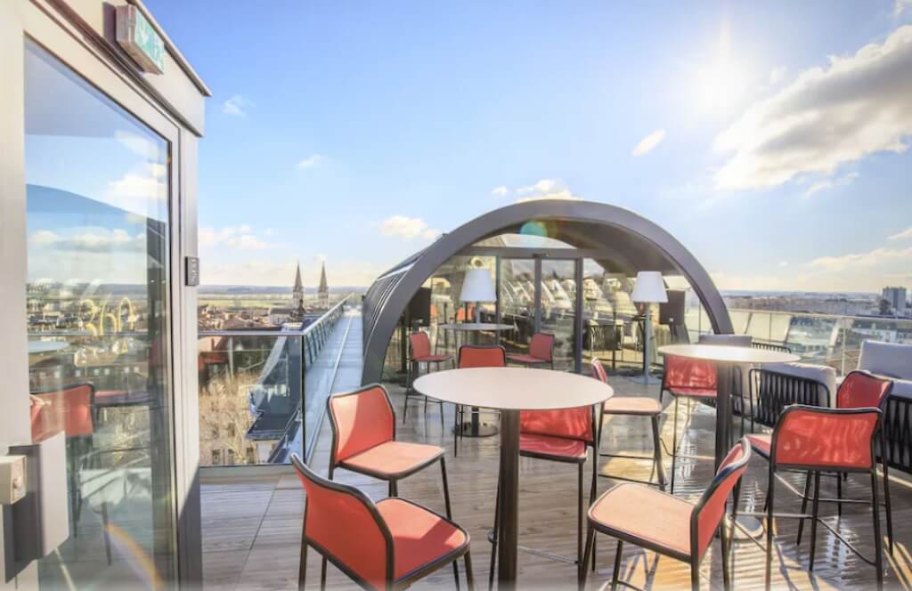 Le roof top de l'hôtel Panorama 360 Hotel & Spa à Macon une destination pour un week end en amoureux à 1 heure de Lyon