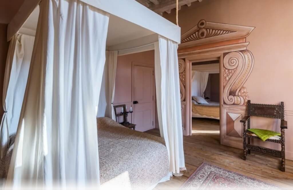 Une chambre du Château des Marcilly Talaru lors d'un week-end romantique à 1h de Lyon