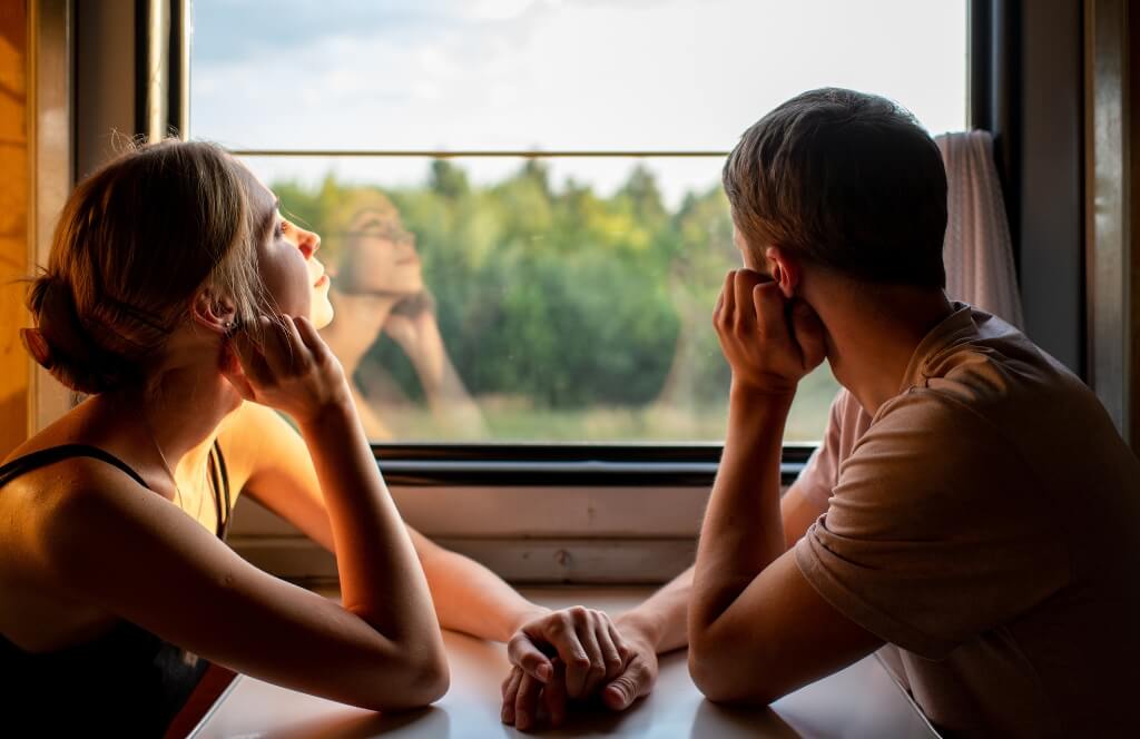 Un couple dans un train lors d'un week-end en amoureux à 1h de Lyon