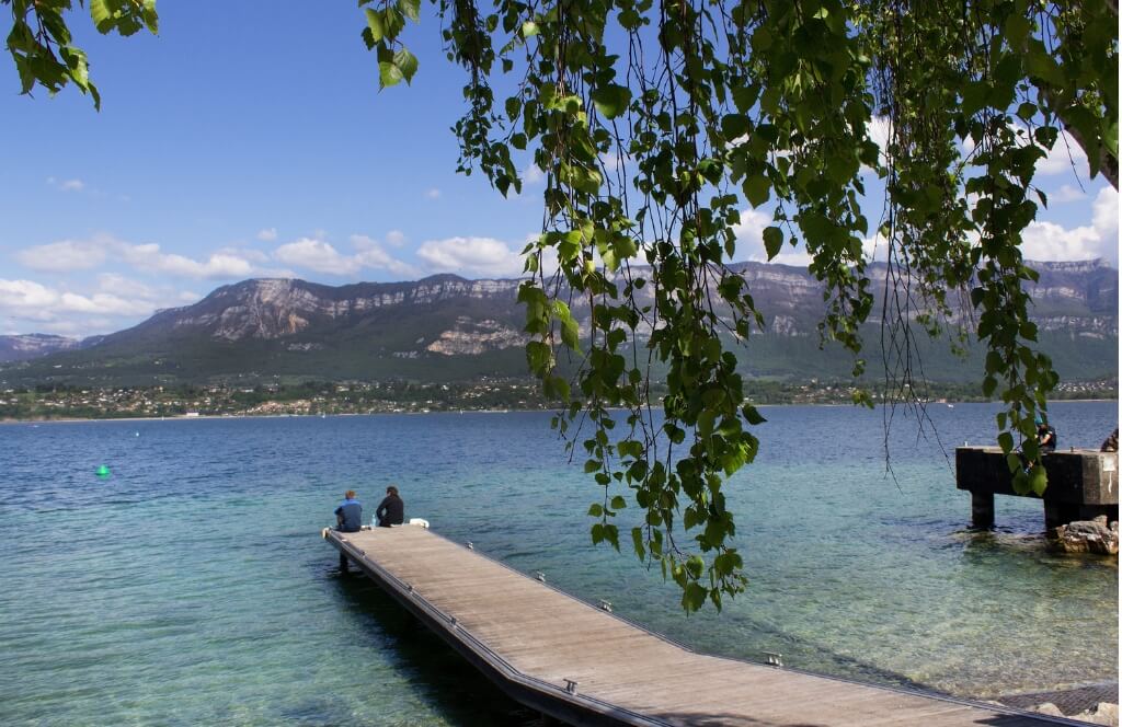 Un couple profitant de la vue à Aix les Bains lors d'un week-end en amoureux à 1h de Lyon