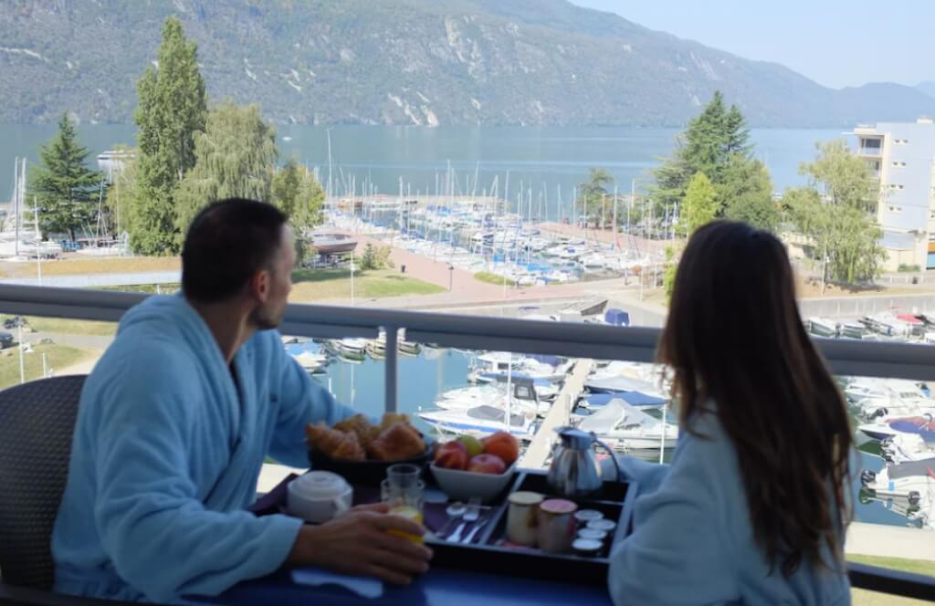 Un couple sur la terrasse de l'Hotel & Spa Marina d'Adelphia lors d'un week end en amoureux à 1h de Lyon