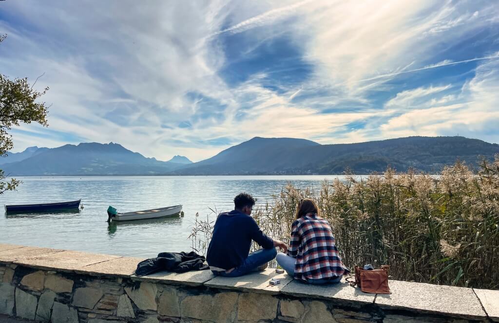 Un jeu couple au bord du lac d'Annecy lors d'un week-end en amoureux à 1h de Lyon