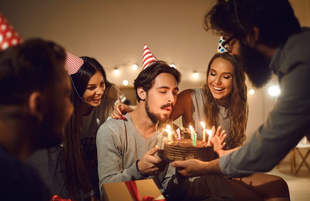 Un jeune de 25 ans recevant un cadeau homme 25 ans