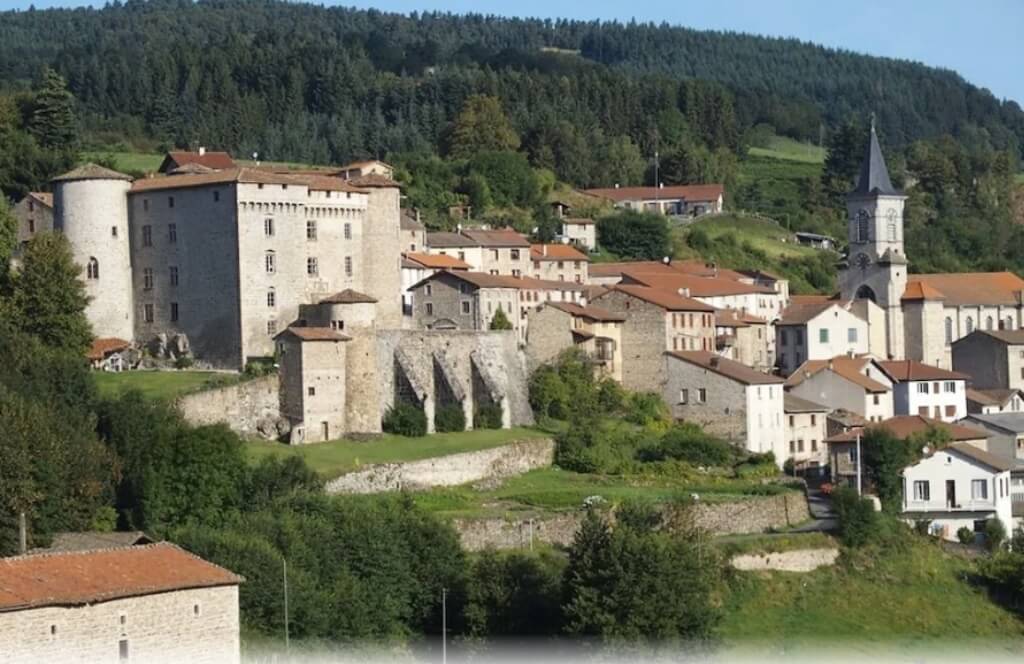 Vue sur le Château des Marcilly Talaru lors d'un week-end en amoureux à Chalmazel