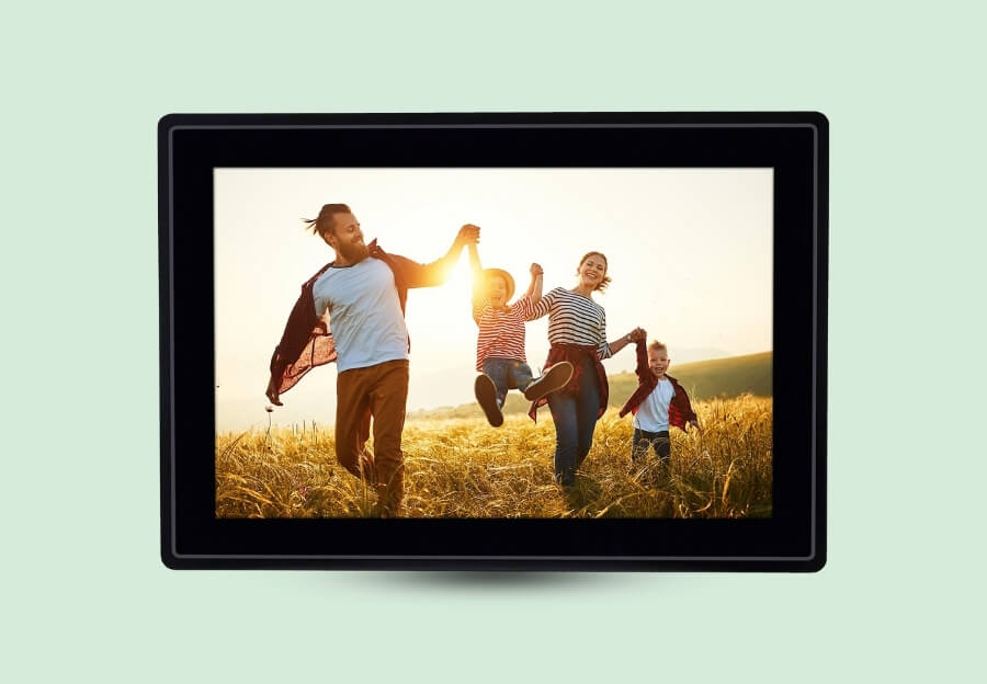 Ein digitaler Bilderrahmen als persönliches Geschenk zum 50. Geburtstag