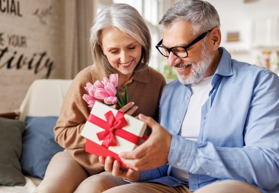 Ein Mann erhält besondere Geschenke zum 50. Geburtstag