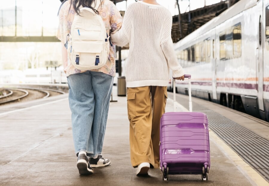 Zwei Frauen machen Urlaub mit dem Zug im März ohne fliegen