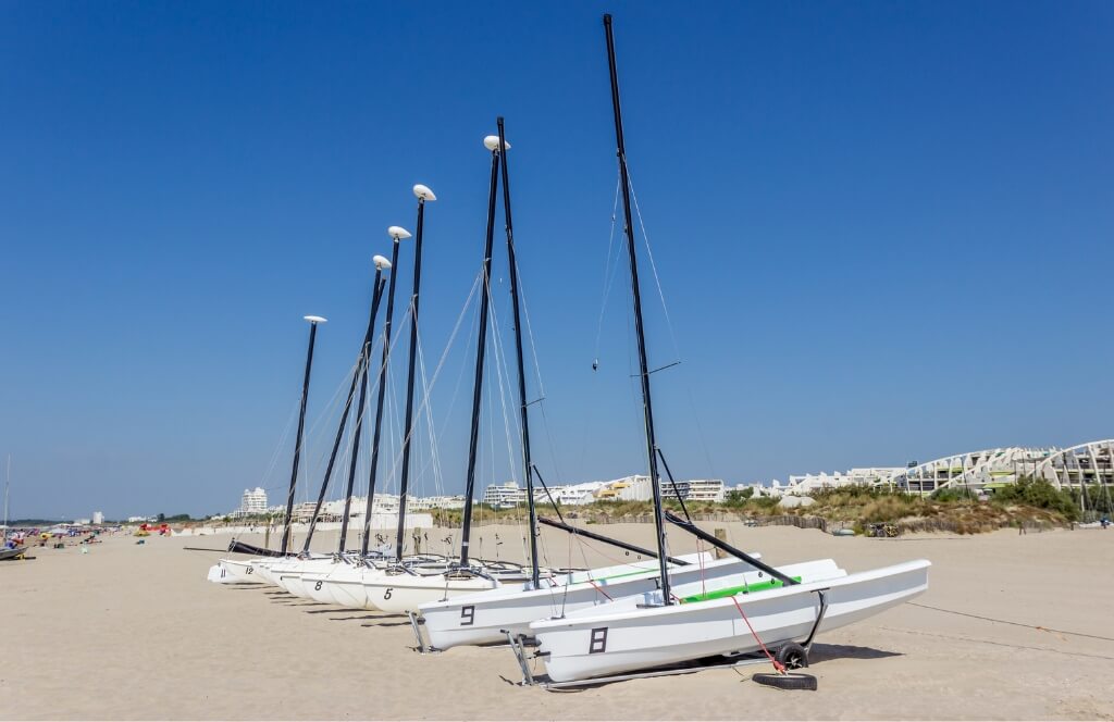 Des bateaux pour une activités à la Grande Motte à faire lors des longs week ends de mai