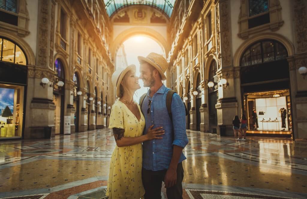 Un couple dans la galerie de Milan lors d'un voyage en train depuis Paris