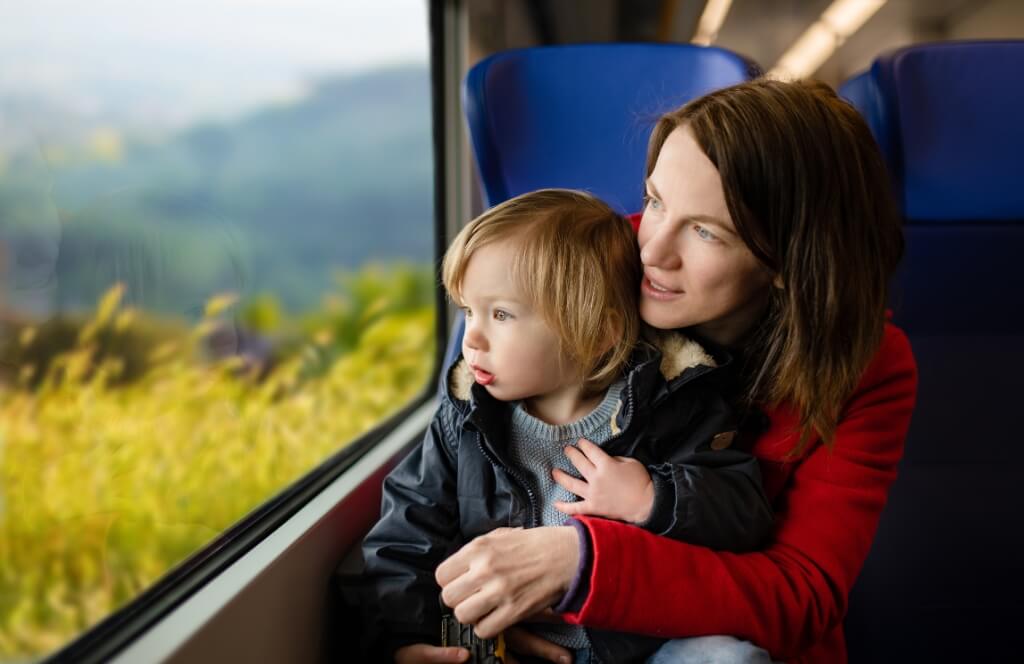une maman et son fils voyageant en train vers leur destination pour les longs week end de mai