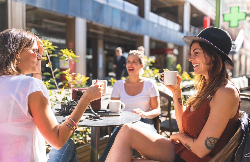 3 vriendinnen op het terras