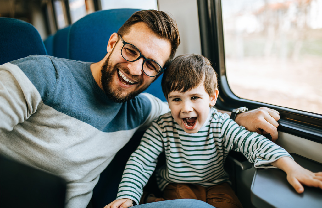 vader en zoon uitje met de trein