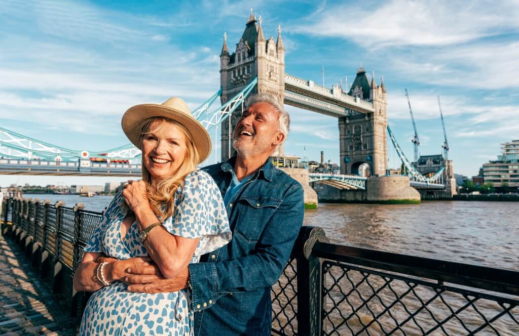 Un couple à Londres après avoir réservé un trajet Eurostar avec Traingift