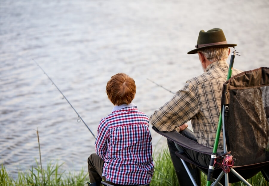 Ein Kind und sein Opa angeln