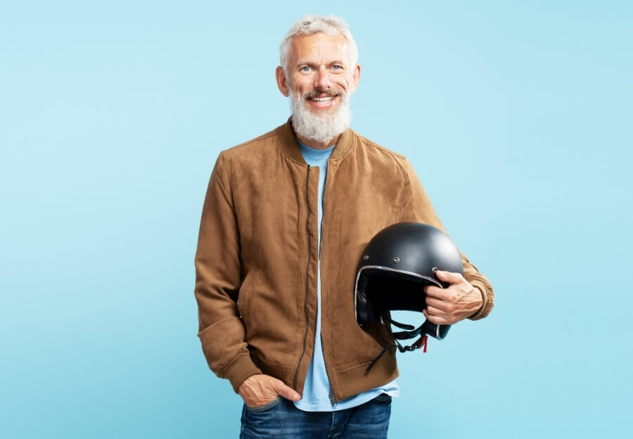 Ein Mann mit Lederjacke