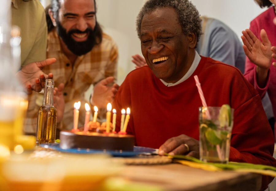Ein Mann feiert seinen 65. Geburtstag