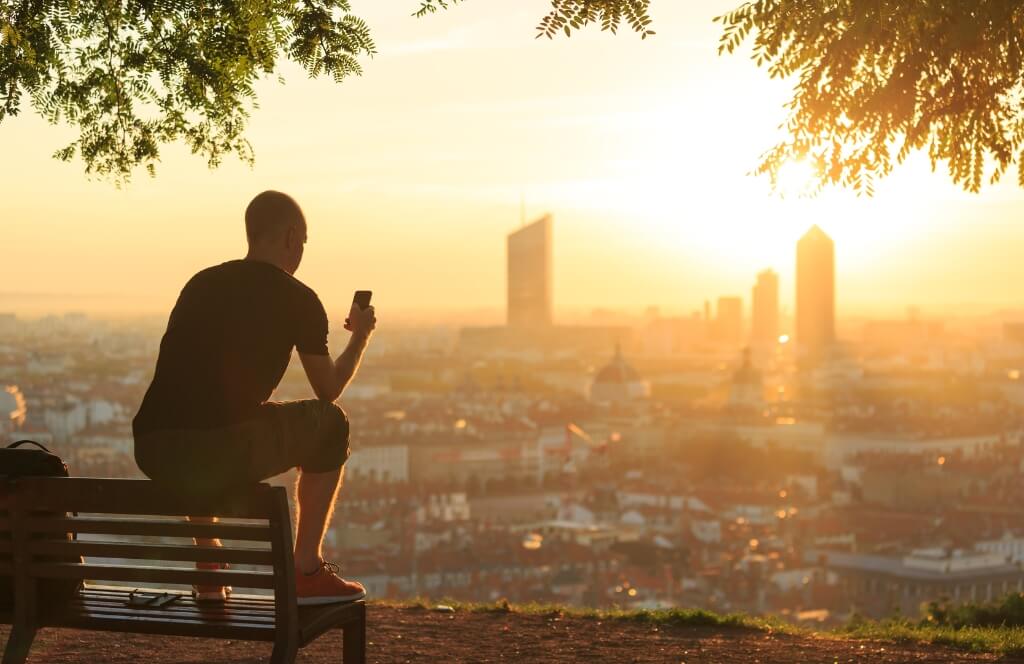 Un voyageur admirant un coucher de soleil à Fourvière à Lyon destination voyage en train depuis Paris